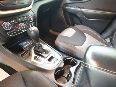 Used 2014 Jeep Cherokee Latitude w/ Comfort/Convenience Group image 16