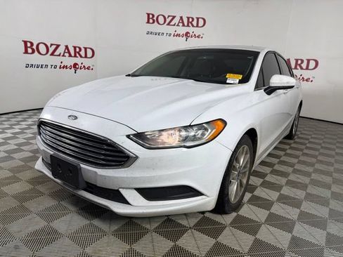 Used 2017 Ford Fusion SE FWD image 4