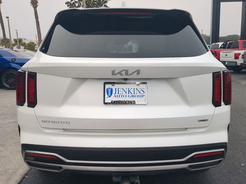 Used 2023 Kia Sorento EX image 4