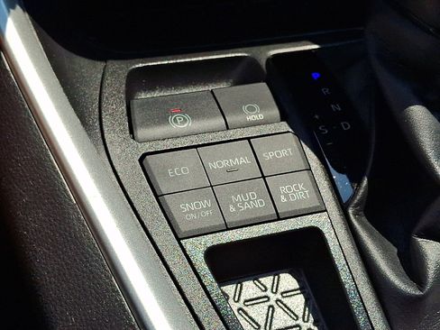Used 2022 Toyota RAV4 XLE AWD/4WD image 22