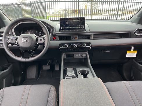 Certified 2025 Honda Pilot Sport image 15