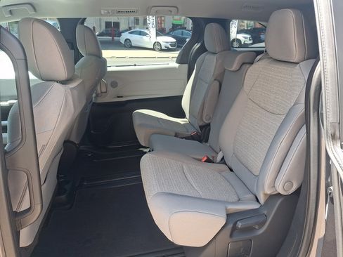 Used 2025 Toyota Sienna LE FWD image 10