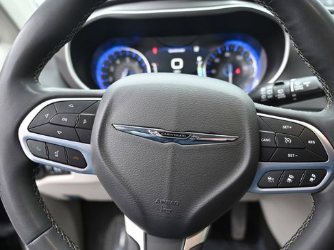 Used 2023 Chrysler Pacifica Touring-L image 20