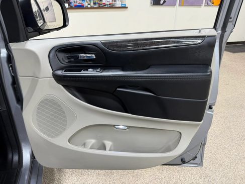 Used 2019 Dodge Grand Caravan SE FWD image 15