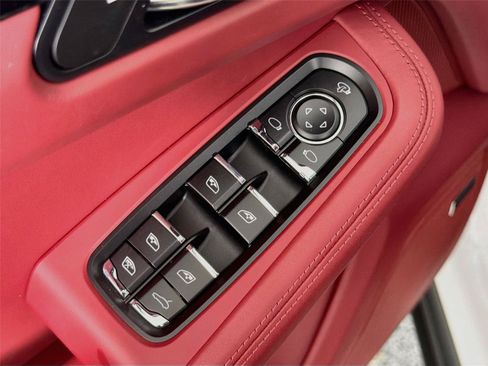 Certified 2026 Porsche Macan S AWD/4WD image 31