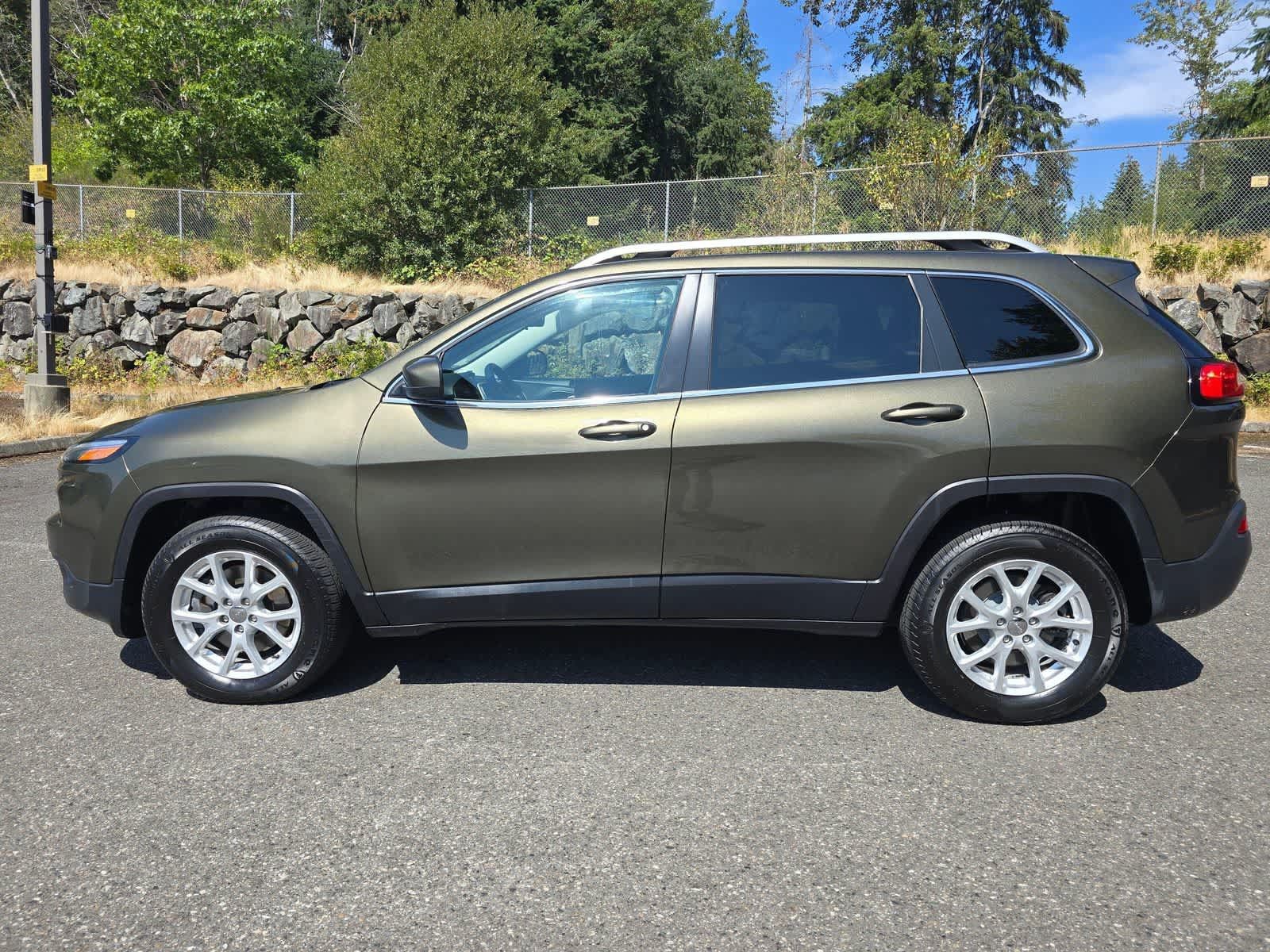 Used 2015 Jeep Cherokee Latitude w/ Cold Weather Group AWD/4WD image 3