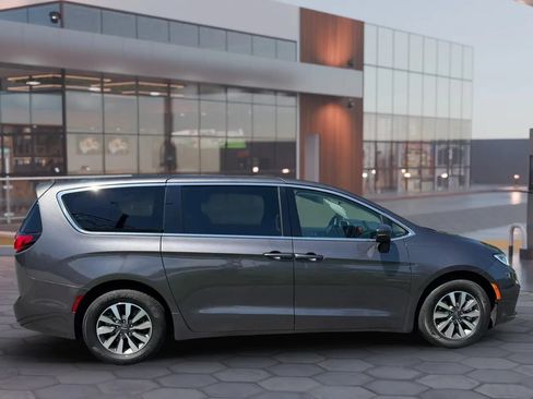 Used 2023 Chrysler Pacifica Touring-L w/ Uconnect Theater Family Group FWD image 5