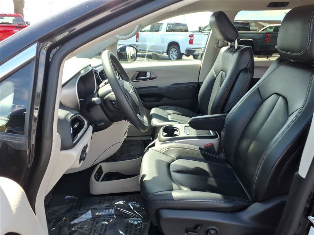 Used 2024 Chrysler Pacifica Touring-L FWD image 25