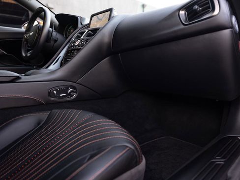 Used 2018 Aston Martin DB11 Coupe image 58
