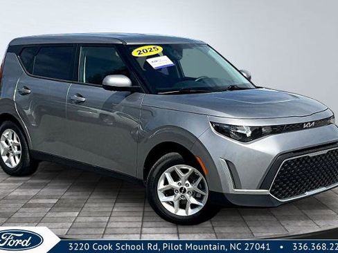 Used 2025 Kia Soul LX w/ LX Technology Package FWD image 1
