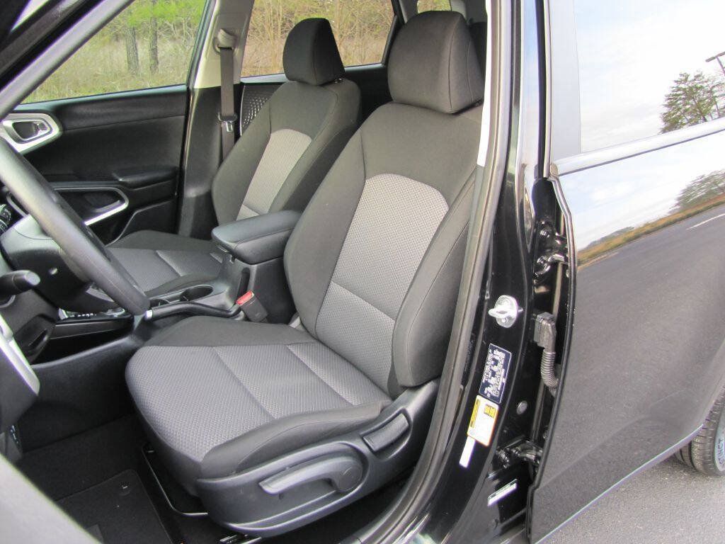 Used 2024 Kia Soul LX w/ Option Group 015 FWD image 16