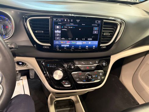 Certified 2023 Chrysler Pacifica Touring-L FWD image 44