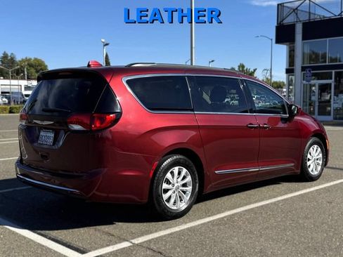 Used 2017 Chrysler Pacifica Touring-L FWD image 5