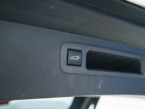 Used 2023 Toyota Highlander LE FWD image 33