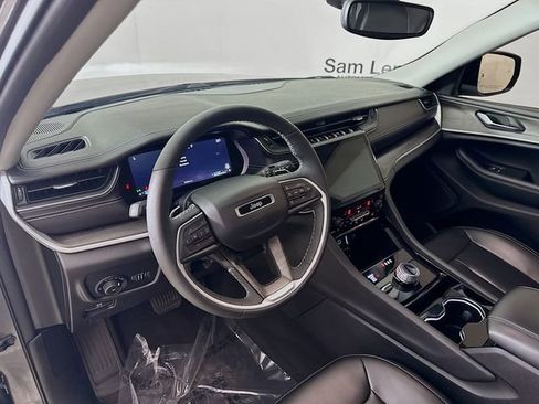 Used 2023 Jeep Grand Cherokee Limited w/ Black Appearance Package image 9