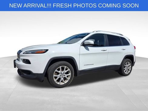 Used 2017 Jeep Cherokee Latitude w/ Safety/Convenience Group FWD image 2