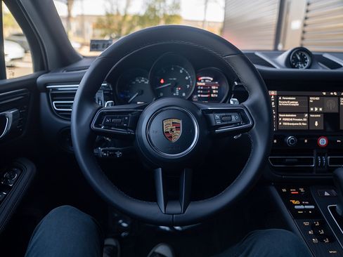 Certified 2026 Porsche Macan AWD/4WD image 6