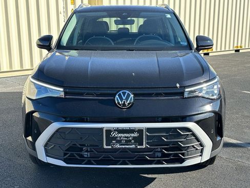 Used 2025 Volkswagen Taos SE w/ Panoramic Sunroof Package image 2