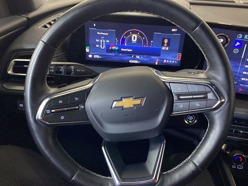 Used 2025 Chevrolet Traverse LT FWD image 3