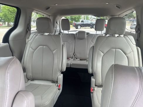 Used 2021 Chrysler Pacifica Touring-L FWD image 6