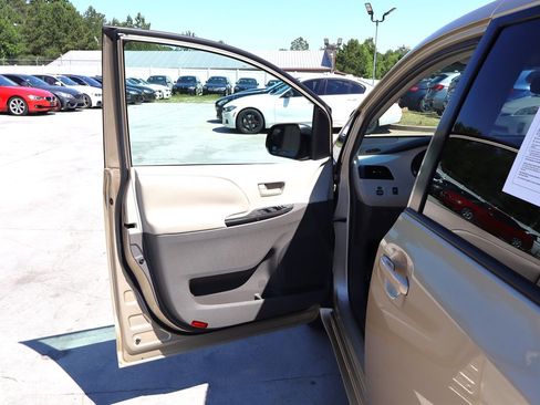 Used 2011 Toyota Sienna LE FWD image 30