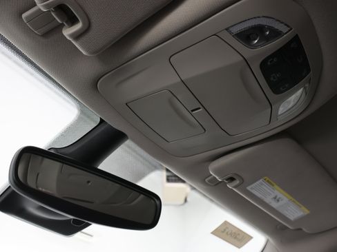 Used 2024 Chrysler Pacifica Touring-L image 12