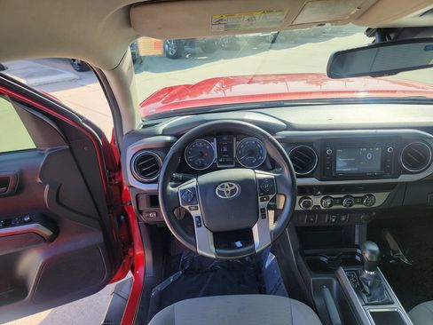 Used 2018 Toyota Tacoma SR5 AWD/4WD image 17