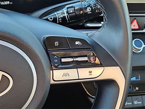 Used 2024 Hyundai Elantra SEL w/ Convenience Package image 23