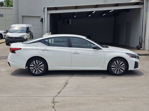 Used 2025 Nissan Altima 2.5 SV FWD image 7