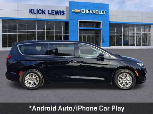 Used 2024 Chrysler Pacifica Touring-L image 9