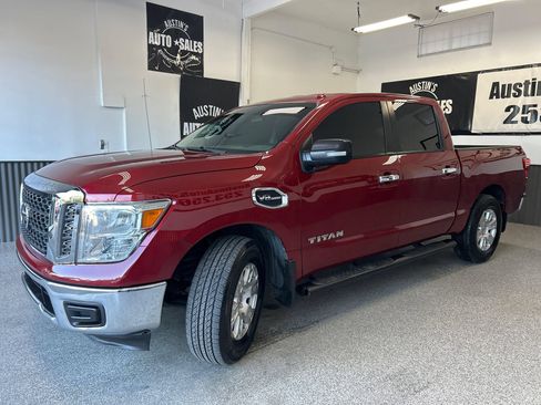 Used 2017 Nissan Titan SV RWD image 3