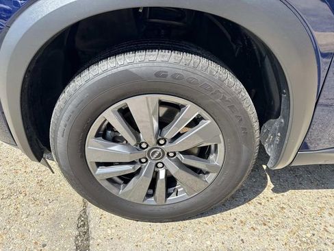 Used 2025 Nissan Pathfinder SV image 3