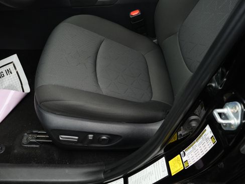 Used 2025 Toyota RAV4 XLE AWD/4WD image 39