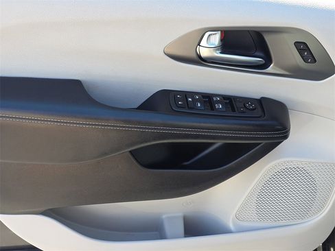 Used 2022 Chrysler Pacifica Touring-L image 14