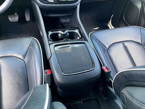 Used 2025 Chrysler Pacifica Limited FWD image 29