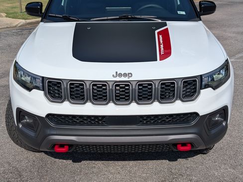 Used 2025 Jeep Compass Trailhawk AWD/4WD image 12