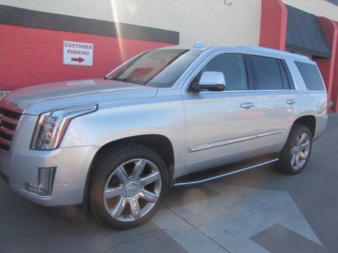 Used 2018 Cadillac Escalade Luxury image 7