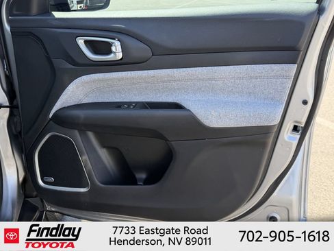 Used 2023 Jeep Compass Latitude w/ Sun and Sound Group AWD/4WD image 16