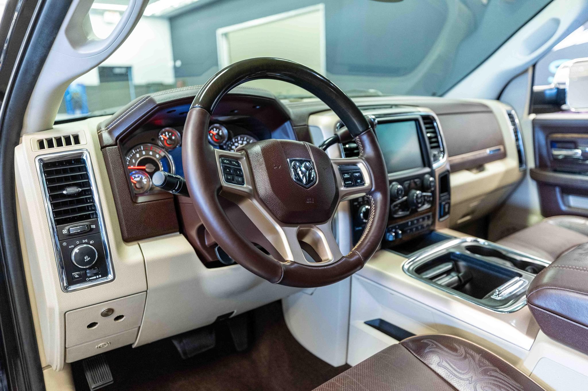 Used 2016 RAM 3500 Laramie Longhorn w/ Convenience Group AWD/4WD image 8