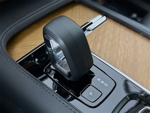 Certified 2025 Volvo XC90 B6 Core image 17