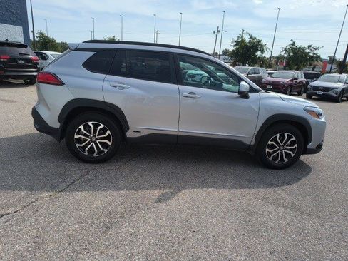 Used 2024 Toyota Corolla Cross SE image 6