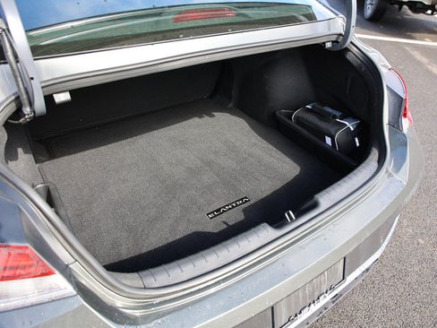 Used 2025 Hyundai Elantra SEL image 12