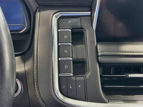 Certified 2022 GMC Yukon XL SLT w/ SLT Premium Package AWD/4WD image 17