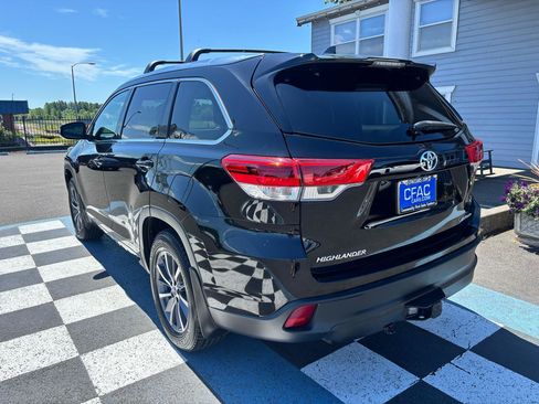 Used 2017 Toyota Highlander XLE w/ Carpet Mat Package AWD/4WD image 3