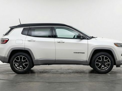 Used 2025 Jeep Compass Trailhawk image 11