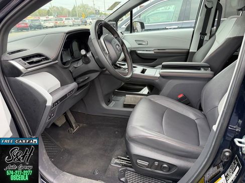 Used 2024 Toyota Sienna XSE w/ XSE Plus Package AWD/4WD image 4
