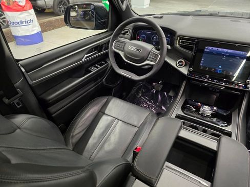 Used 2023 Jeep Wagoneer Series II image 39