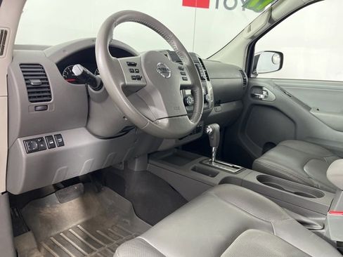 Used 2019 Nissan Frontier SL image 2