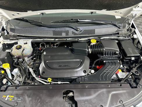 Used 2024 Chrysler Pacifica Touring-L FWD image 36