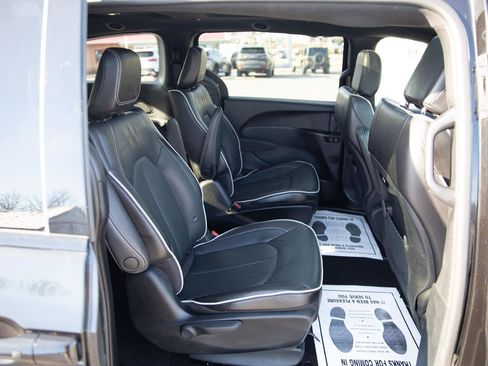 Used 2023 Chrysler Pacifica Limited w/ S Appearance Package image 24